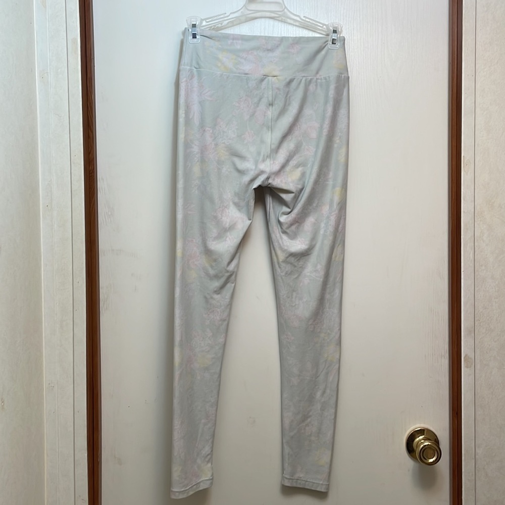 One size LuLaRoe leggings for tween or teenager. Mint green like new.